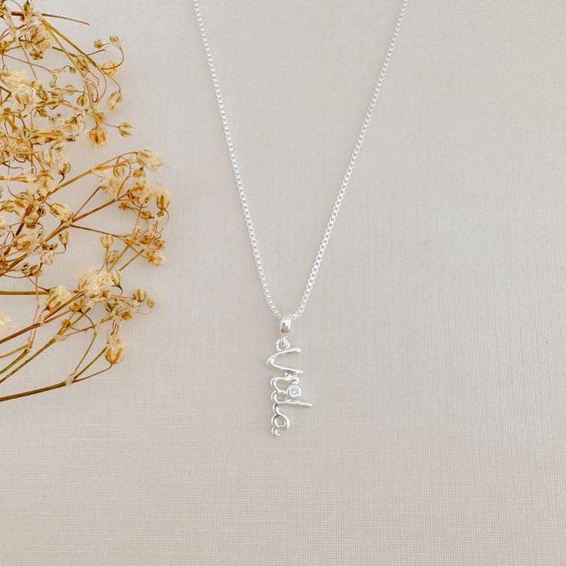 09.2382.1.S - (45) Colar com pingente escrito vida com ponto de luz