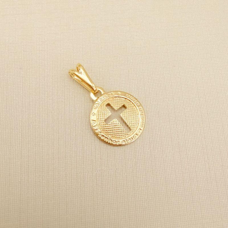 11.0609.0.O - Pingente medalha com cruz vazada no centro e borda escrito 