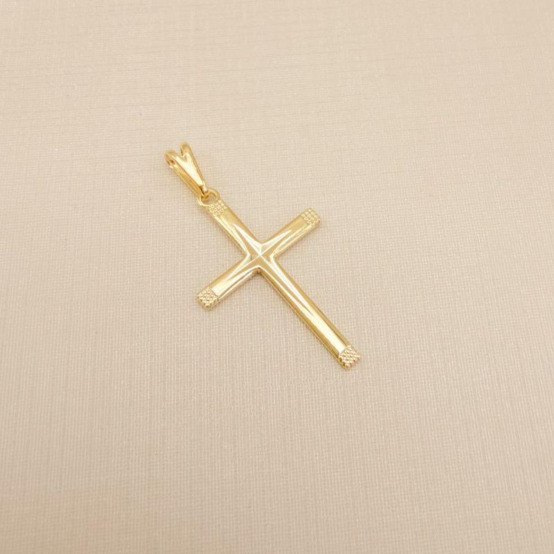 11.0612.0.O - Pingente cruz 23x16mm com pontas/extremidades pontilhadas e detalhe em baixo relevo diamantado no centro.