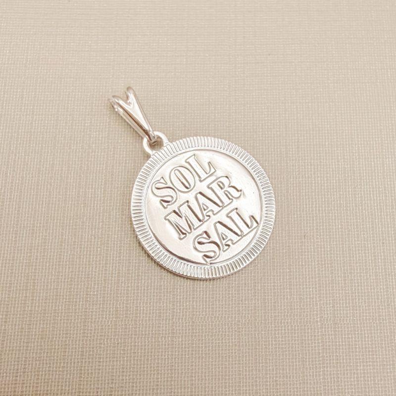 11.0613.0.S - Pingente com escrita SOL MAR SAL na frente e no verso desenho de onda em baixo relevo.