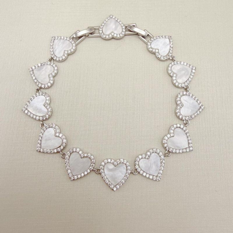 12.2285.15.B - Pulseira de corações em madre pérola com borda cravejadas