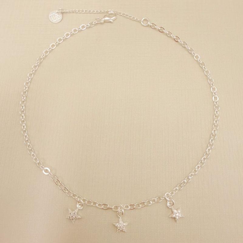 14.0324.1.S - Tornozeleira de elos clássicos com três pingentes de estrelas cravejados