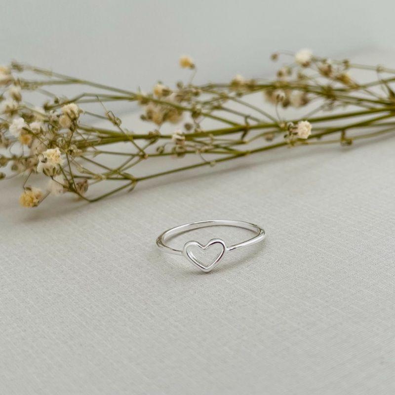 01.0203.0.S - (10) Anel para falange de aro fino com silhueta de coração liso pequeno