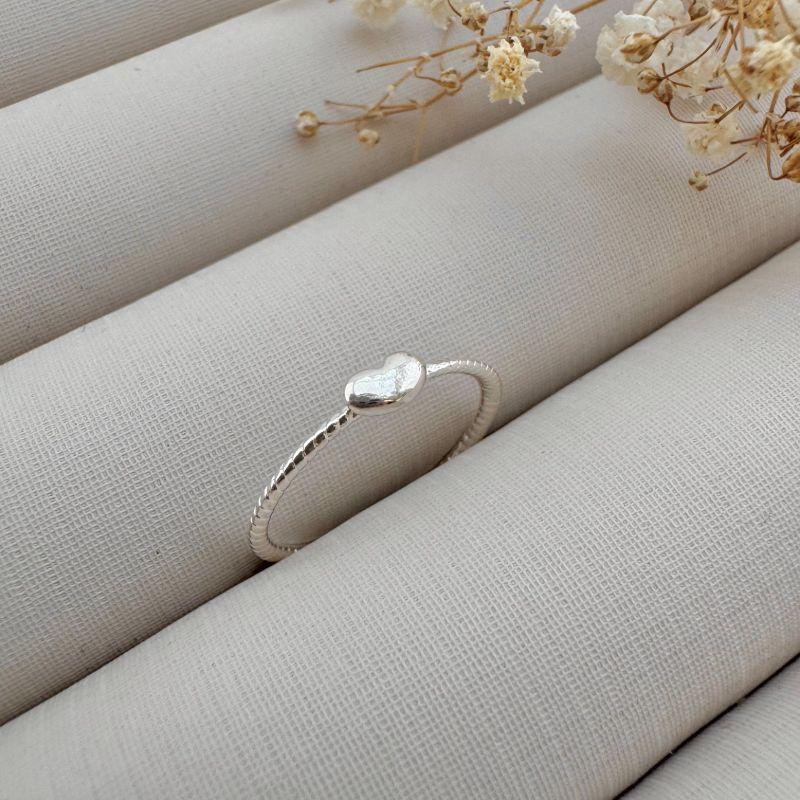 01.0204.0.S - (10) Falange de aro efeito torcido com mini coração liso