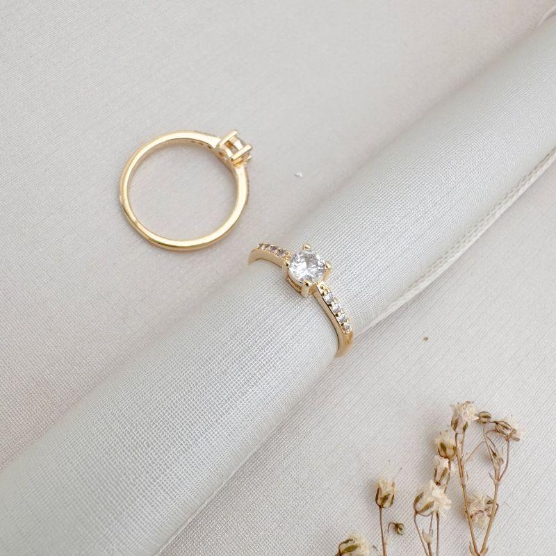 01.0205.1.O - (9) Anel estilo solitario clássico, ponto de luz quatro garras com aro cravejado