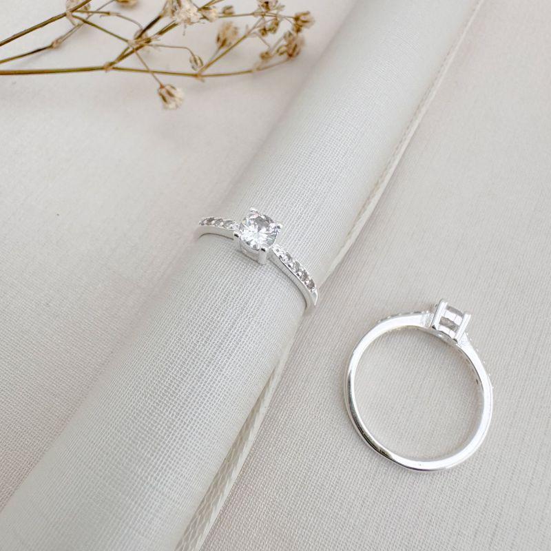 01.0205.1.S - (9) Anel estilo solitario clássico, ponto de luz quatro garras com aro cravejado