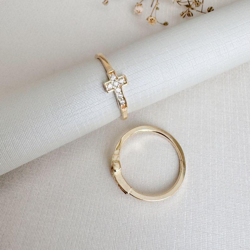 01.0208.1.O - (11) Anel falange com cruz cravejada de borda alta lisa