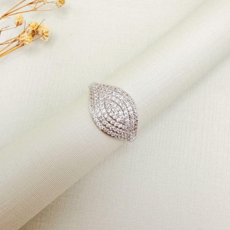 03.2552.1.B - (14) Anel de formato navete cravejado em linhas com aro liso