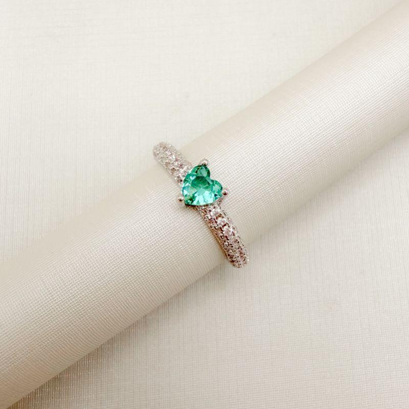 03.2553.9.B - (19) Anel solitário de coração simples em aro aliança cravejada