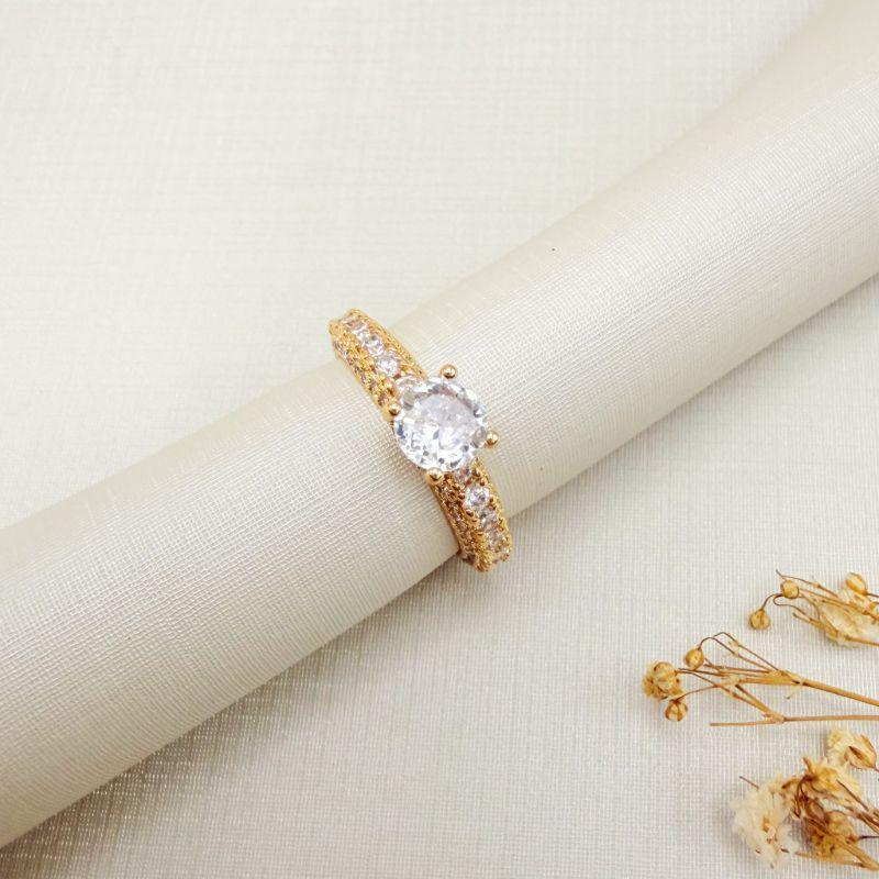 03.2554.1.O - (19) Anel solitário alto em garras com aro cravejado em efeito muralha