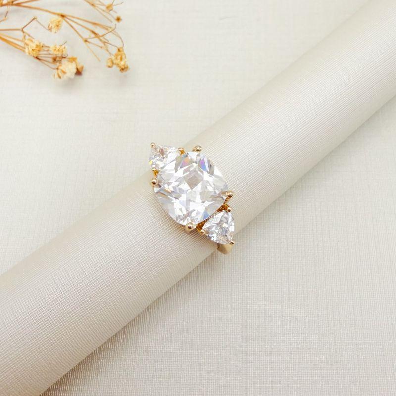 03.2555.1.O - (18) Anel solitário de pedra quadrada em 10x10mm com triângulos laterais e aro liso