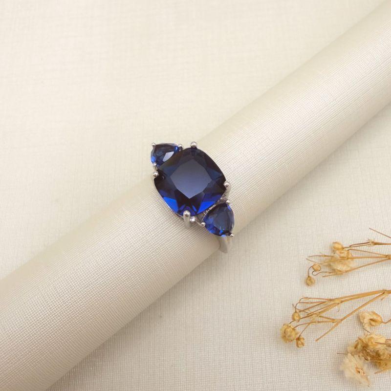 03.2555.4.B - (17) Anel solitário de pedra quadrada em 10x10mm com triângulos laterais e aro liso