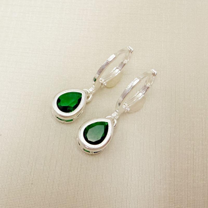 05.3144.5.S - Argola de pressão clássica com pingente de gota em cravação inglesa