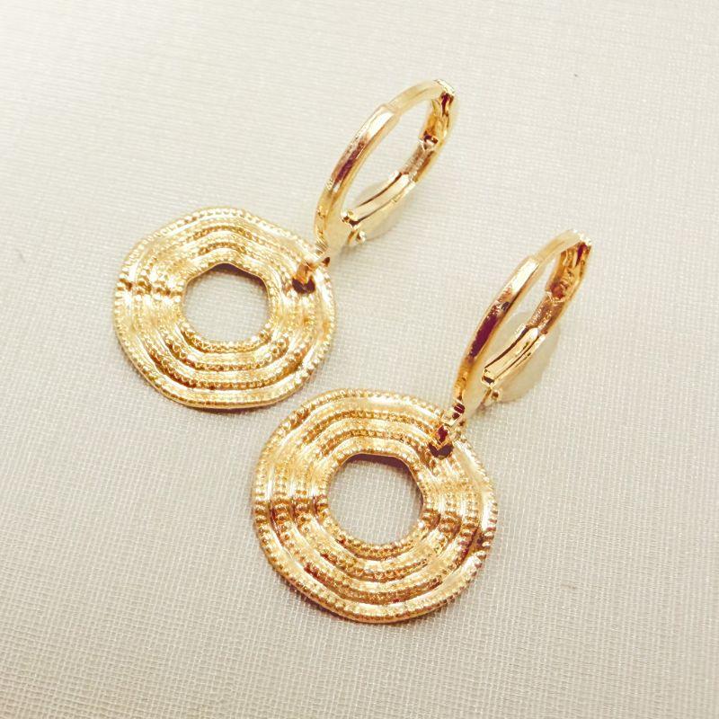 05.3153.0.O - Argola de pressão clássica com pingente chapa disco em efeito orgânico