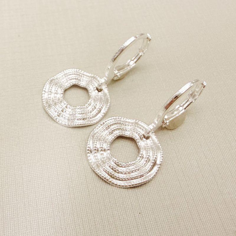 05.3153.0.S - Argola de pressão clássica com pingente chapa disco em efeito orgânico