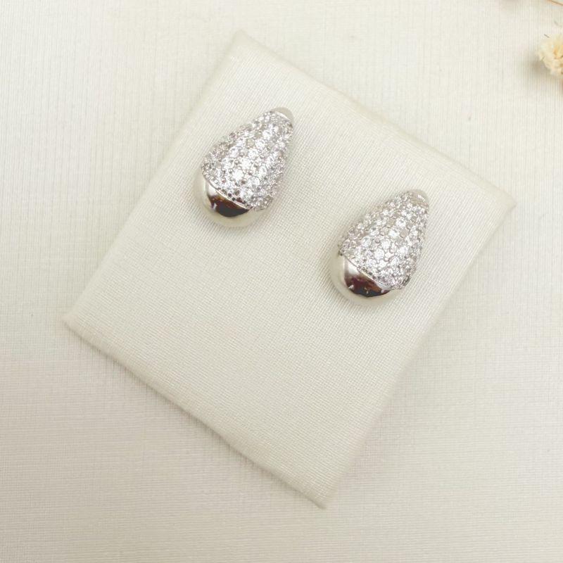 07.2872.1.B - (Tam. M) Brinco formato gota com cravação frontal clássica