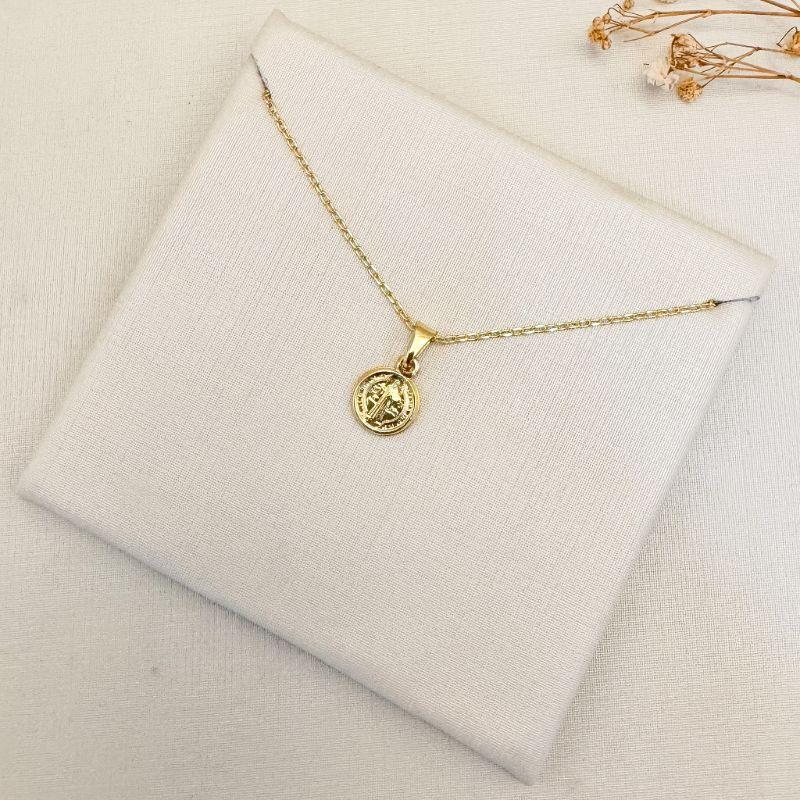 09.2461.0.O - (45) Colar em cartier com pingente moeda de São Bento lisa