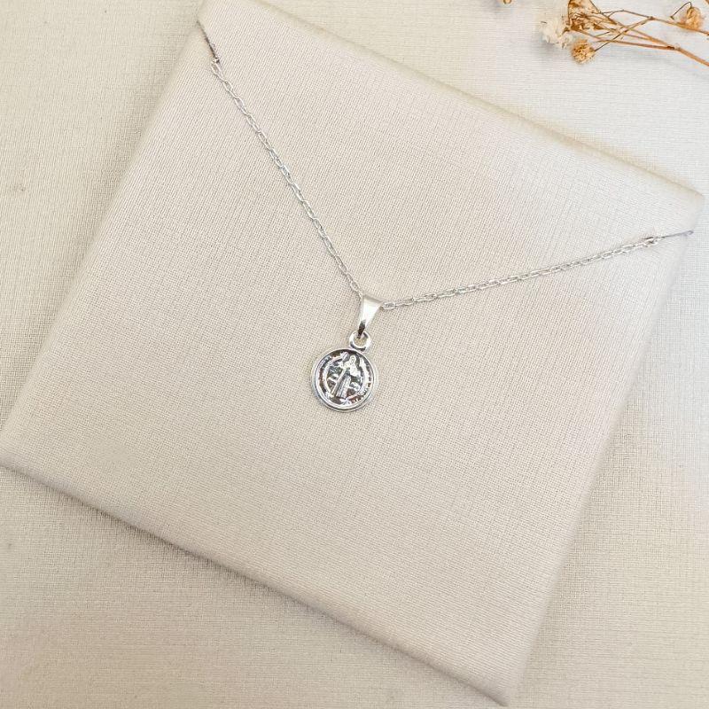 09.2461.0.S - (45) Colar em cartier com pingente moeda de São Bento lisa