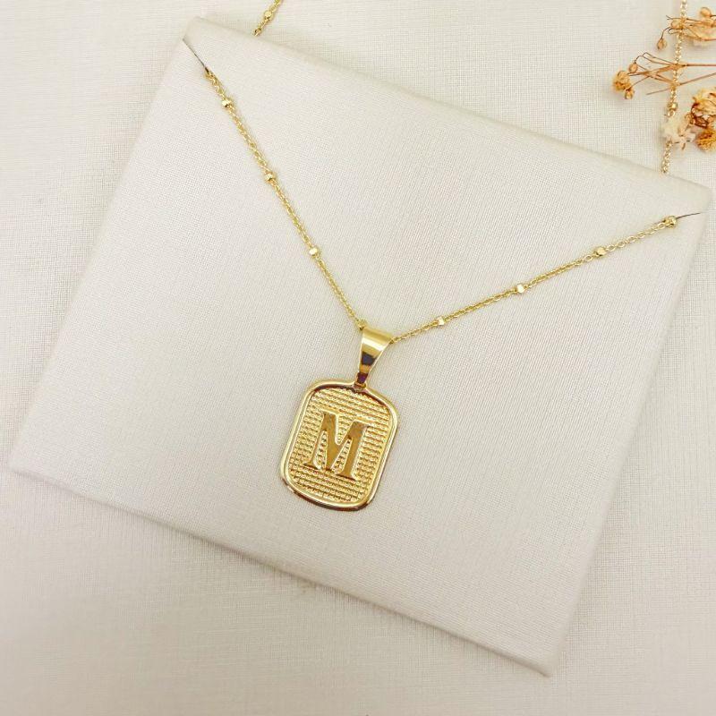 09.2465.0.O - (45 - Letra M) Colar de bolinhas com pingente de letra em chapa retangular