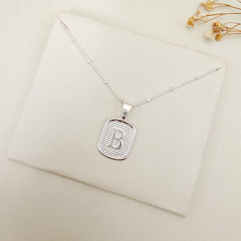 09.2465.0.S - (45 - Letra B) Colar de bolinhas com pingente de letra em chapa retangular