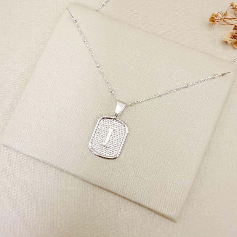 09.2465.0.S - (45 - Letra I) Colar de bolinhas com pingente de letra em chapa retangular