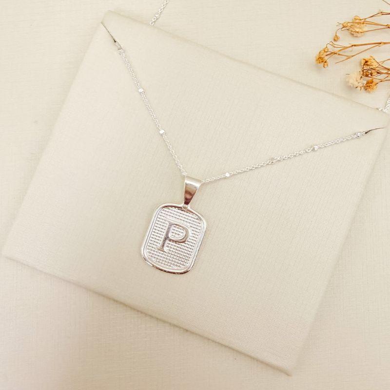 09.2465.0.S - (45 - Letra P) Colar de bolinhas com pingente de letra em chapa retangular