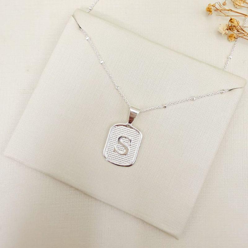 09.2465.0.S - (45 - Letra S) Colar de bolinhas com pingente de letra em chapa retangular