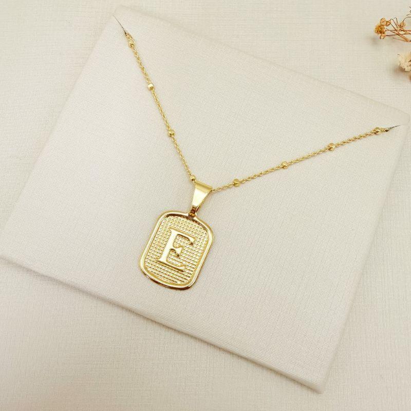 11.0618.0.O - (Letra E) Pingente de letra em chapa retangular. Pingente avulso, corrente não inclusa