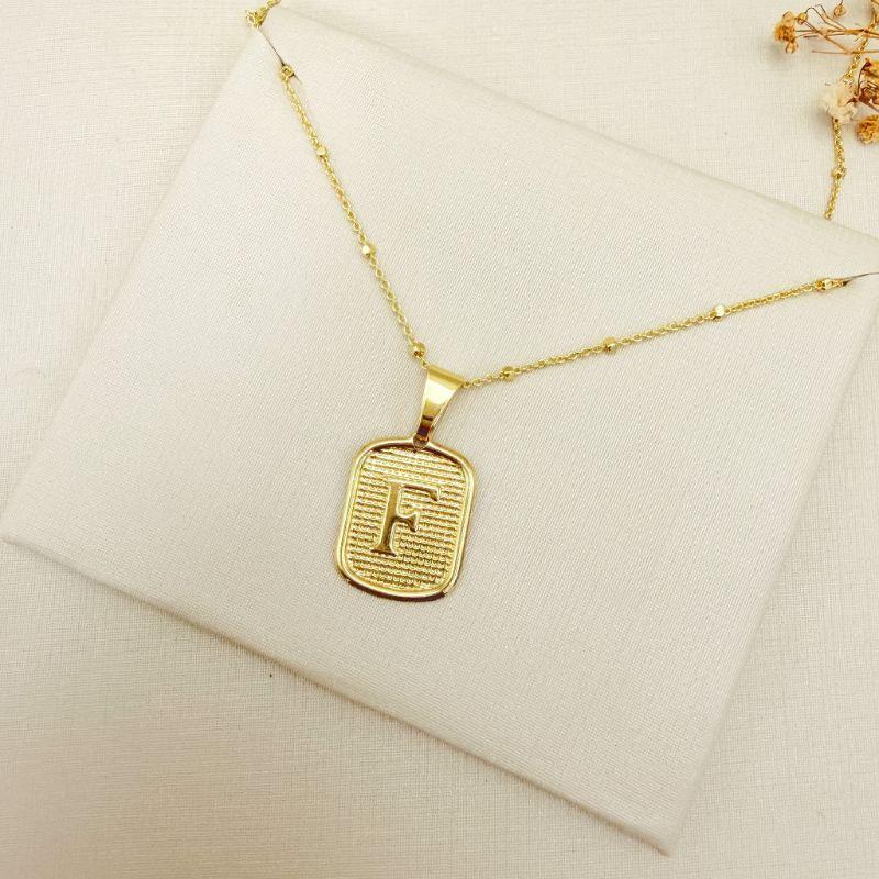 11.0618.0.O - (Letra F) Pingente de letra em chapa retangular. Pingente avulso, corrente não inclusa