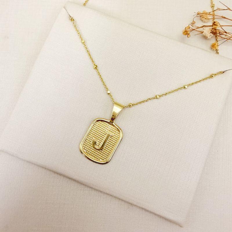 11.0618.0.O - (Letra J) Pingente de letra em chapa retangular. Pingente avulso, corrente não inclusa