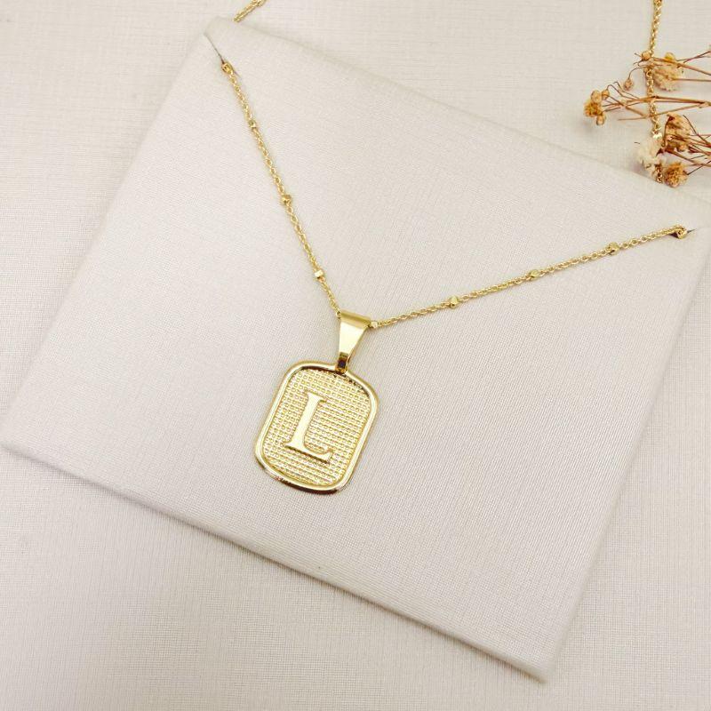 11.0618.0.O - (Letra L) Pingente de letra em chapa retangular. Pingente avulso, corrente não inclusa