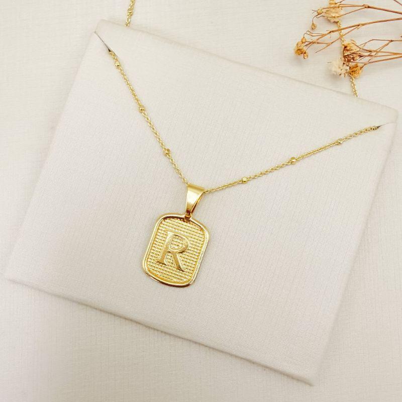 11.0618.0.O - (Letra R) Pingente de letra em chapa retangular. Pingente avulso, corrente não inclusa