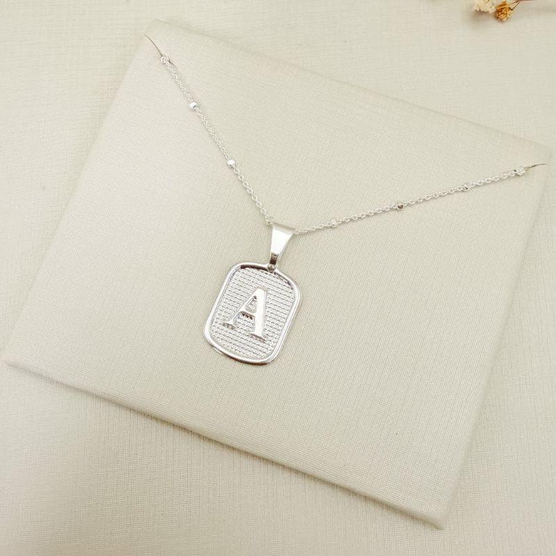 11.0618.0.S - (Letra A) Pingente de letra em chapa retangular. Pingente avulso, corrente não inclusa