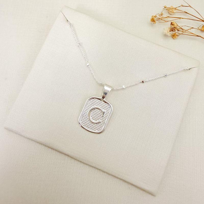 11.0618.0.S - (Letra C) Pingente de letra em chapa retangular. Pingente avulso, corrente não inclusa