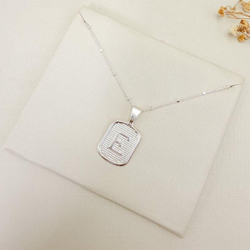 11.0618.0.S - (Letra E) Pingente de letra em chapa retangular. Pingente avulso, corrente não inclusa