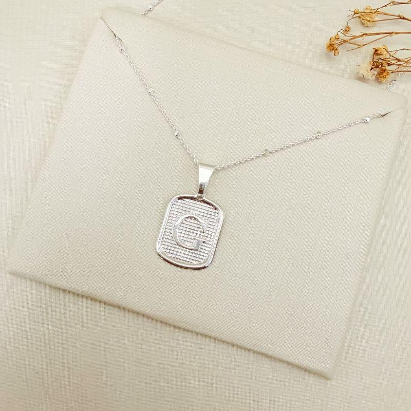 11.0618.0.S - (Letra G) Pingente de letra em chapa retangular. Pingente avulso, corrente não inclusa