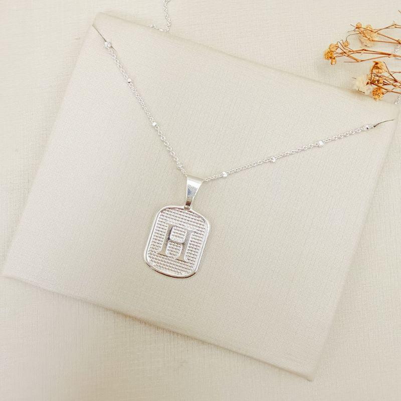 11.0618.0.S - (Letra H) Pingente de letra em chapa retangular. Pingente avulso, corrente não inclusa