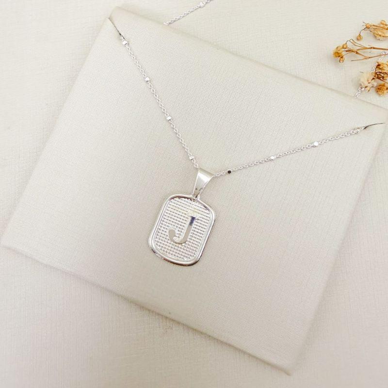 11.0618.0.S - (Letra J) Pingente de letra em chapa retangular. Pingente avulso, corrente não inclusa