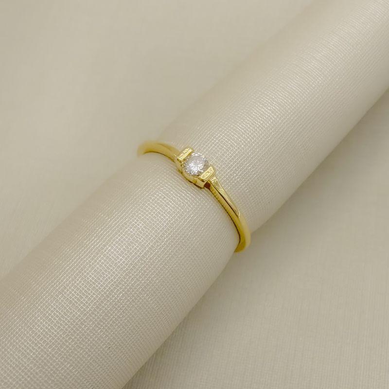 01.0225.1.O - (9) Anel de aro fino com ponto de luz central com uma barra em cada lado