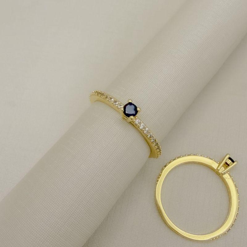 03.2336.2.O - (V2 - 24) Anel solitário alto de quatro garras com aro cravejado