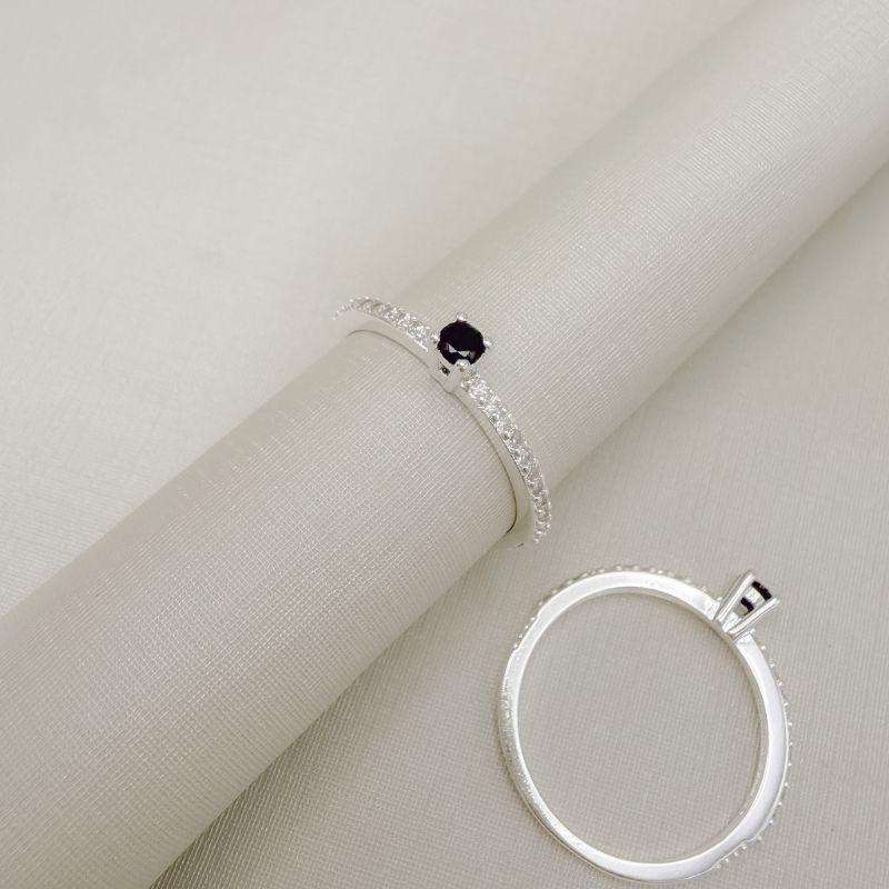 03.2336.2.S - (V2 - 21) Anel solitário alto de quatro garras com aro cravejado