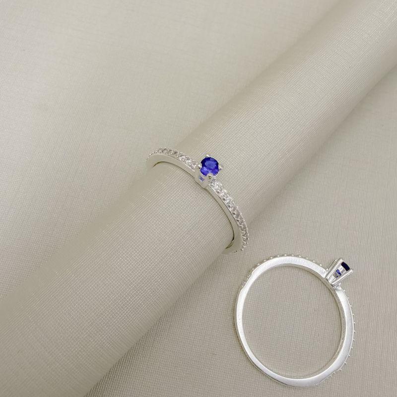 03.2336.4.S - (V2 - 21) Anel solitário alto de quatro garras com aro cravejado