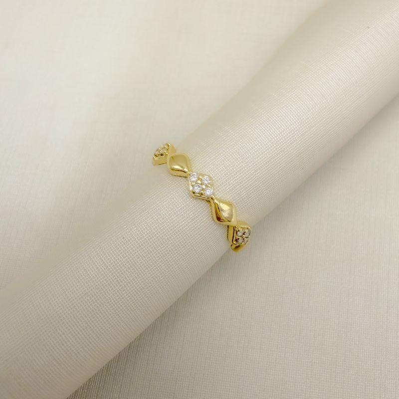 03.2557.1.O - (13) Anel de losangos lisos e cravejados intercalados