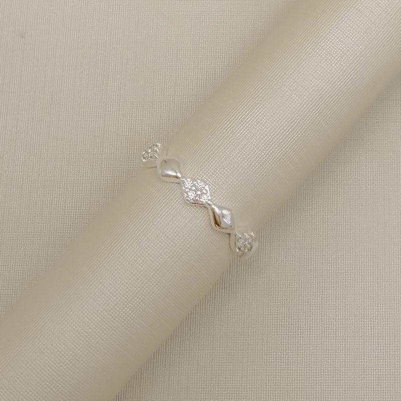 03.2557.1.S - (13) Anel de losangos lisos e cravejados intercalados