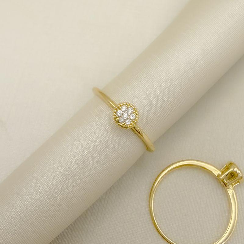 03.2558.1.O - (22) Anel estilo solitario alto em cravação chuveiro de aro liso fino