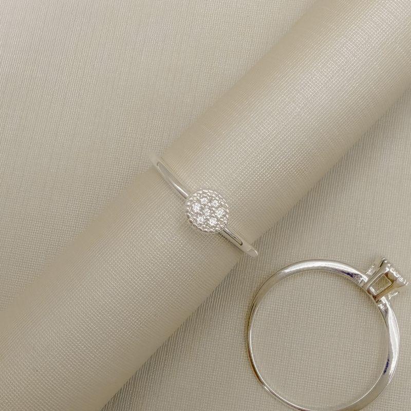 03.2558.1.S - (13) Anel estilo solitario alto em cravação chuveiro de aro liso fino