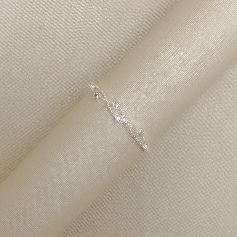 03.2560.1.S - (21) Anel dois traços enlaçados com micro pontos de luz em inglês