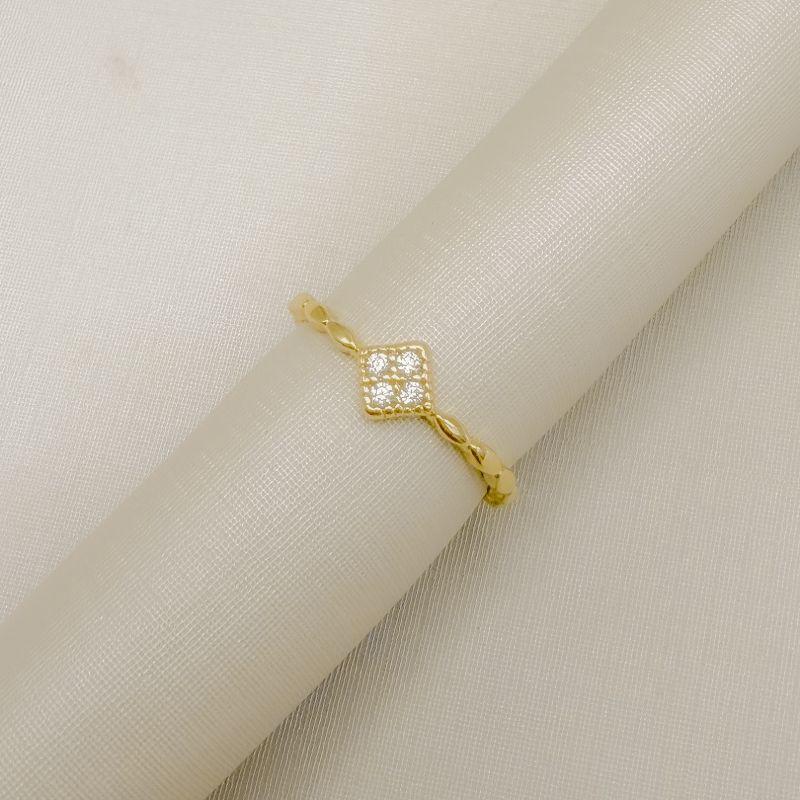 03.2561.1.O - (13) Anel de aro liso em navestes com central de quadrado cravejado com borda spikes