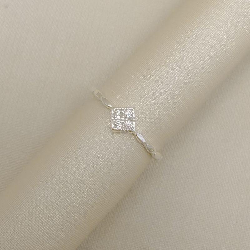 03.2561.1.S - (13) Anel de aro liso em navestes com central de quadrado cravejado com borda spikes