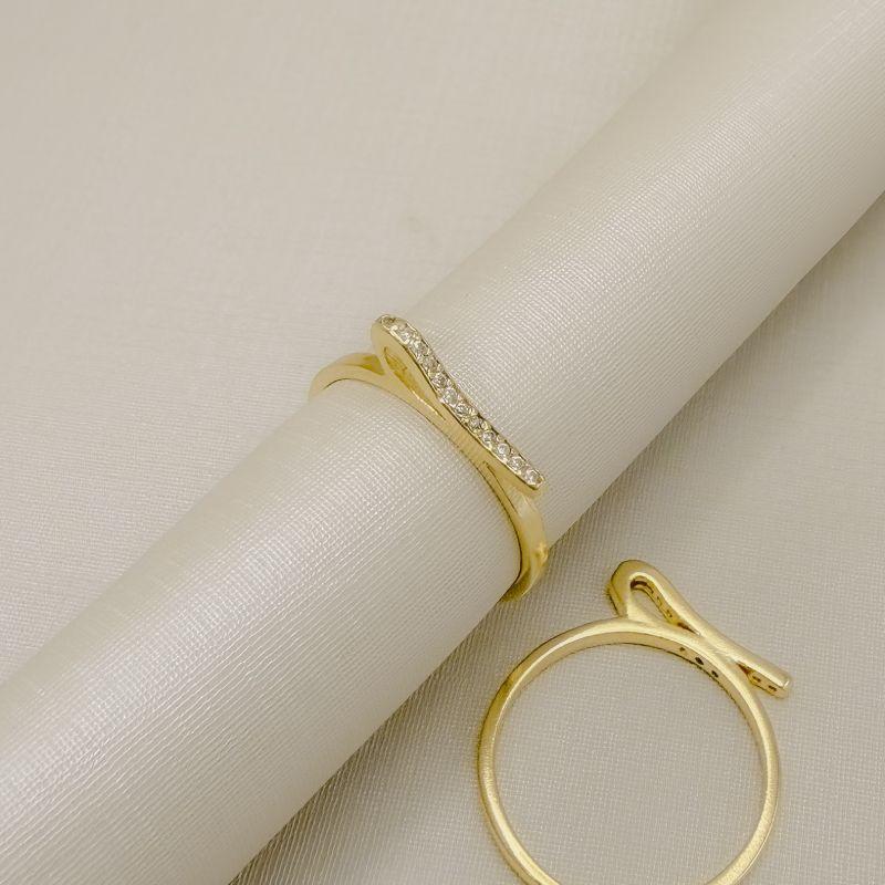 03.2562.1.O - (17) Anel de aro liso fino com central em efeito dobra alta cravejada